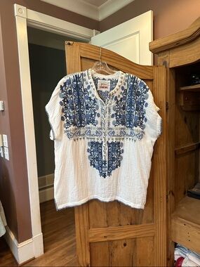 Johnny Was White Cotton Top with Blue Embroidered Folk Motif